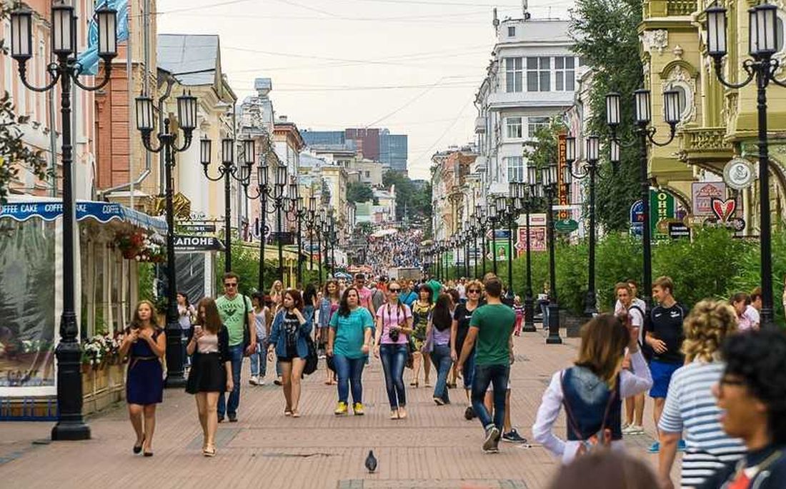 На улице российских городов можно. Центральная улица Нижнего Новгорода пешеходная. Большая Покровская улица в Нижнем Новгороде. Нижний Новгород Покровка люди\. Большая Покровская Нижний Новгород с людьми.